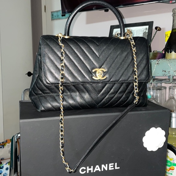 Chanel Black chevron flap Bag w gold hardware! 🖤 - Picture 3 of 16